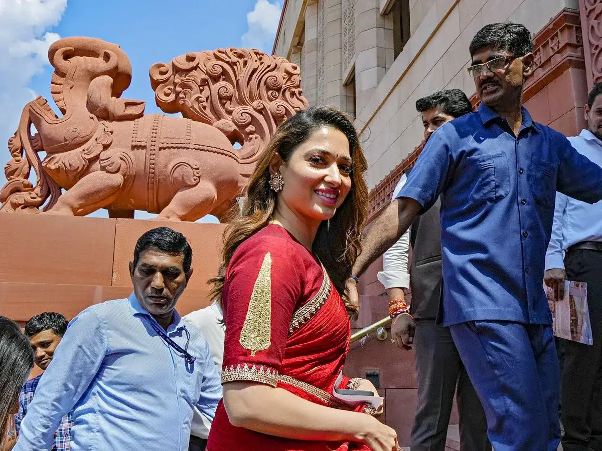 INDIAN ACTRESS TAMANNAAH BHATIA IMAGES IN TRADITIONAL RED SAREE 6